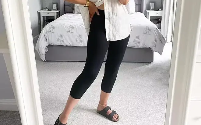 Caditex-High-Waisted-Capri-Leggings-in-Black.webp