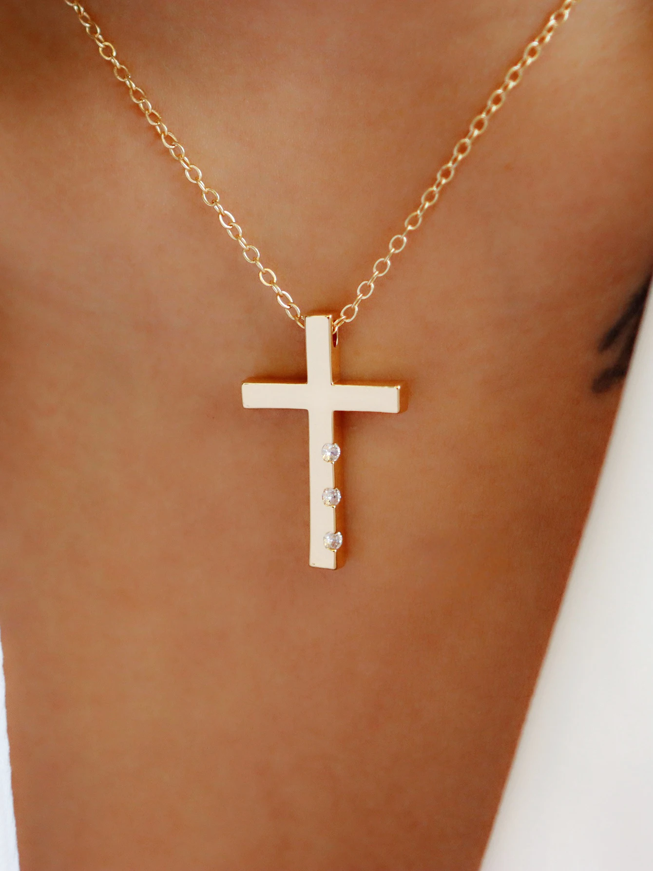 Fashion New Zircon Inlaid Cross Necklace Pendant Jewelry for Women Gold Color Long Clavicle Chain Necklaces