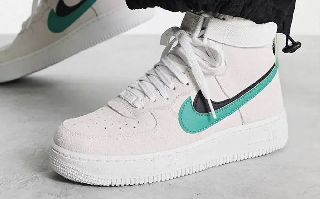 Nike Women’s Air Force 1 High SE Shoes 